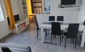 appartement individuelle refais a neuf,ds maison de maître,6 couchages dont un lit kingsize,cuisine avec lave vaisselle,rue privative pour se garer, accessibilité au jardin